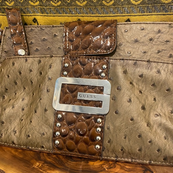 NWOT 90s Inspired GUESS Clutch Purse in Faux Ostrich/Alligator - Beauty - Picture 1 of 10